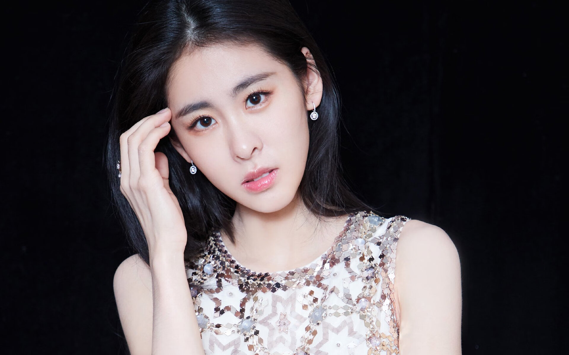 维拉主场气势压制对手形成围攻态势,维拉阵型